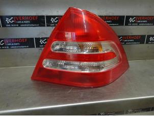 Gebruikte Achterlicht rechts Mercedes C (W203) 3.2 C-320 V6 18V 4-Matic Prijs € 35,00 Margeregeling aangeboden door Verhoef Cars & Parts