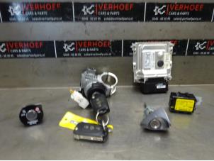 Gebruikte Set Cilindersloten (compleet) Hyundai iX20 (JC) 1.4i 16V Prijs op aanvraag aangeboden door Verhoef Cars & Parts