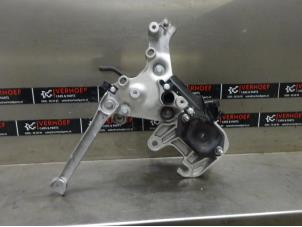 Gebruikte Versnellingsbak Steun Renault Trafic (1FL/2FL/3FL/4FL) 2.0 dCi 16V 145 Prijs € 121,00 Inclusief btw aangeboden door Verhoef Cars & Parts