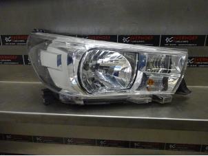 Gebruikte Koplamp rechts Toyota Hilux VI 2.4 D 16V 4WD Prijs op aanvraag aangeboden door Verhoef Cars & Parts