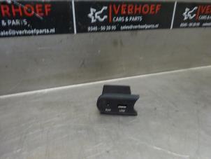 Gebruikte AUX/USB aansluiting Kia Cee'd (JDB5) 1.6 GDI 16V Prijs € 20,00 Margeregeling aangeboden door Verhoef Cars & Parts