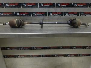 Gebruikte Cardanas rechts-voor (VWA) Kia Carens II (FJ) 2.0 CRDI 16V Prijs € 65,00 Margeregeling aangeboden door Verhoef Cars & Parts