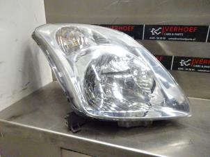 Gebruikte Rechter Koplamp Suzuki Swift (ZA/ZC/ZD1/2/3/9) Prijs € 50,00 Margeregeling aangeboden door Verhoef Cars & Parts