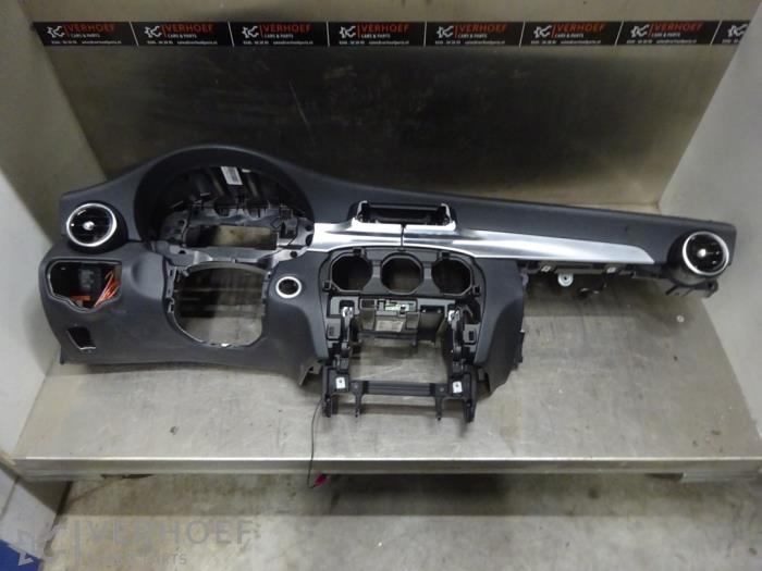 Gebruikte Dashboard Mercedes C (W205) C-180 1.6 16V Prijs € 400,00 Margeregeling aangeboden door Verhoef Cars & Parts