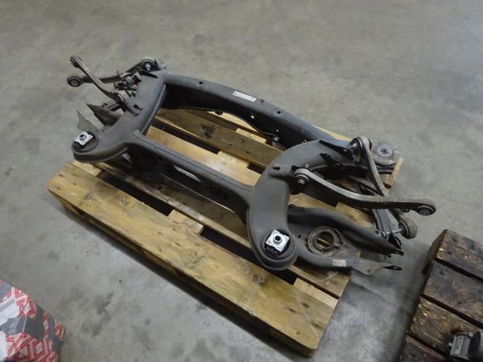 Subframe van een Mercedes-Benz C (W205) C-180 1.6 16V 2014