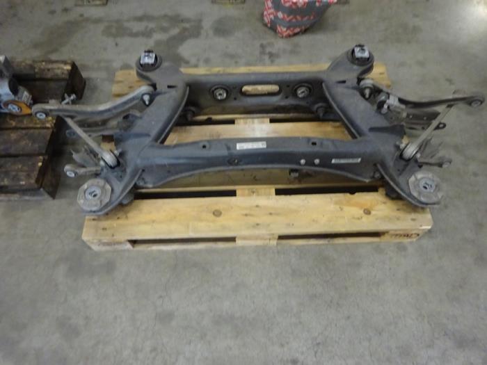 Subframe van een Mercedes-Benz C (W205) C-180 1.6 16V 2014