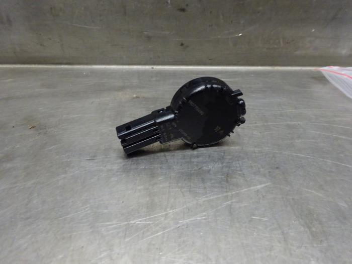 Regensensor van een Peugeot 308 SW (L4/L9/LC/LJ/LR) 1.2 12V e-THP PureTech 130 2015