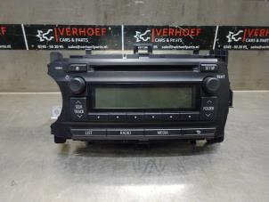 Gebruikte Radio CD Speler Toyota Yaris III (P13) 1.0 12V VVT-i Prijs op aanvraag aangeboden door Verhoef Cars & Parts
