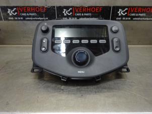 Gebruikte Radio CD Speler Peugeot 108 1.0 12V VVT-i Prijs € 75,00 Margeregeling aangeboden door Verhoef Cars & Parts