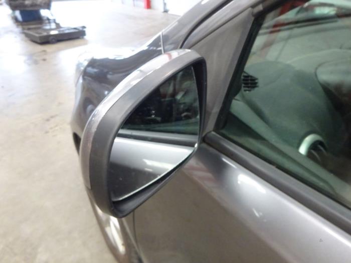 Buitenspiegel links van een Nissan Note (E11) 1.4 16V 2011