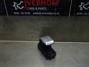 Gebruikte Handrem schakelaar Mercedes E (W213) E-350e 2.0 Turbo 16V Prijs € 25,00 Margeregeling aangeboden door Verhoef Cars & Parts