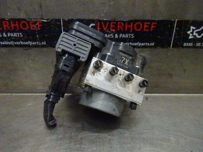 ABS Pomp van een Toyota Corolla Touring Sport (E21/EH1) 1.8 16V Hybrid 2021