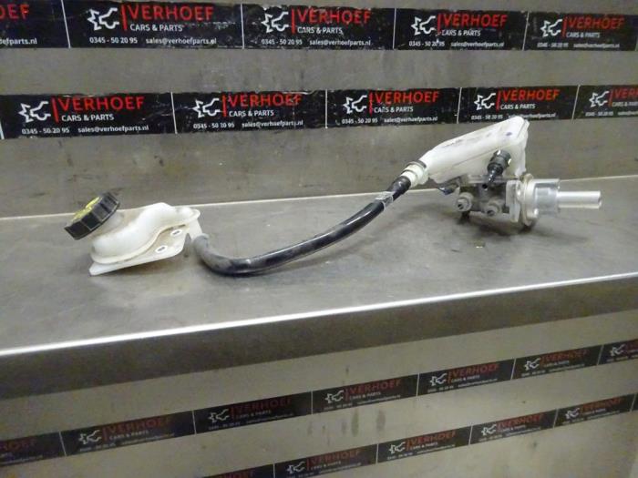 Hoofdremcilinder van een Ford Transit Courier 1.5 TDCi 75 2018