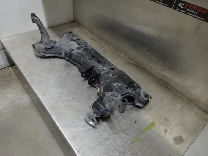 Subframe van een Ford Transit Courier 1.5 TDCi 75 2021