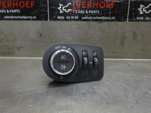 Gebruikte Schakelaar Licht Opel Corsa F (UB/UH/UP) 1.2 Turbo 12V 100 Prijs op aanvraag aangeboden door Verhoef Cars & Parts