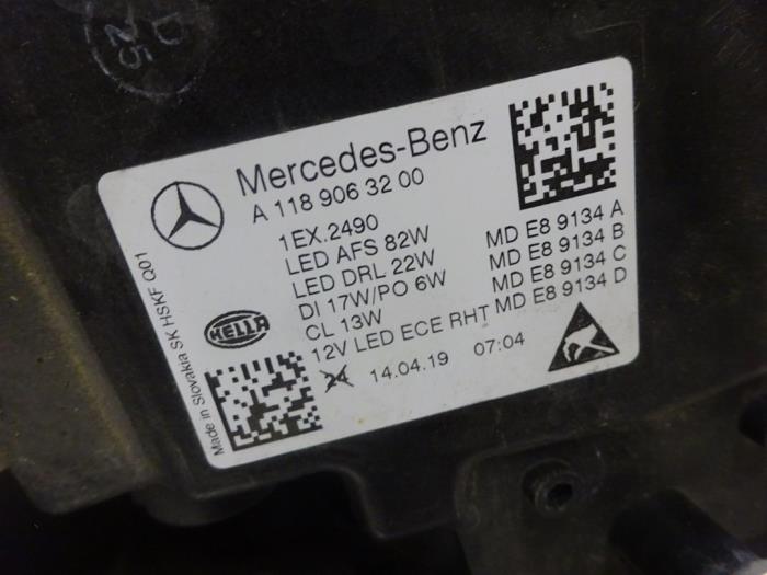 Rechter Koplamp van een Mercedes-Benz CLA (118.3) 2.0 CLA-250 Turbo 16V 4-Matic 2019