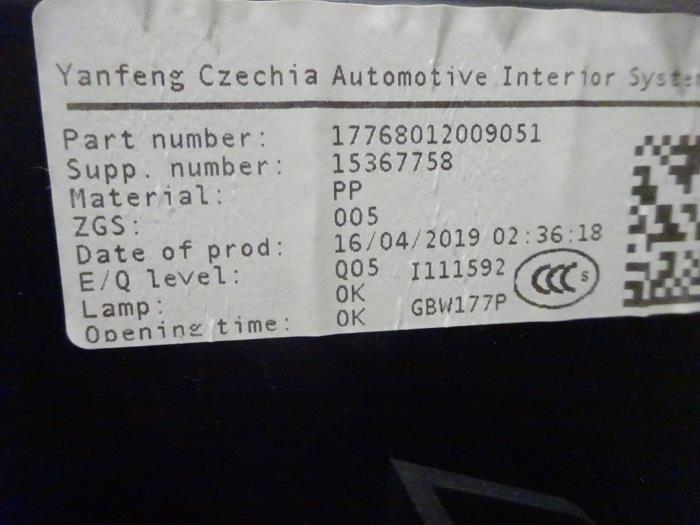 Handschoenenkastje van een Mercedes-Benz CLA (118.3) 2.0 CLA-250 Turbo 16V 4-Matic 2019
