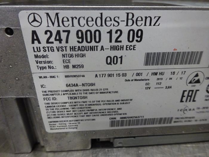 Radio van een Mercedes-Benz CLA (118.3) 2.0 CLA-250 Turbo 16V 4-Matic 2019