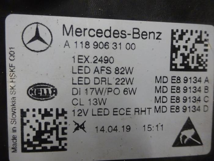 Linker Koplamp van een Mercedes-Benz CLA (118.3) 2.0 CLA-250 Turbo 16V 4-Matic 2019
