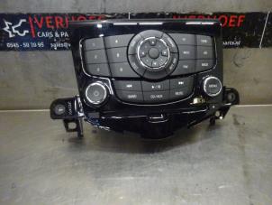 Gebruikte Radiobedienings paneel Chevrolet Cruze 1.8 16V VVT Bifuel Prijs op aanvraag aangeboden door Verhoef Cars & Parts
