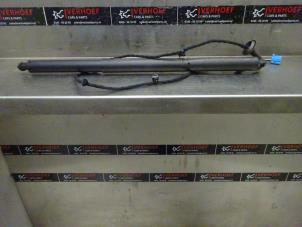 Gebruikte Kofferdekseldemper rechts-achter Mercedes GLA (H247) 1.3 200 Turbo 16V Prijs € 125,00 Margeregeling aangeboden door Verhoef Cars & Parts