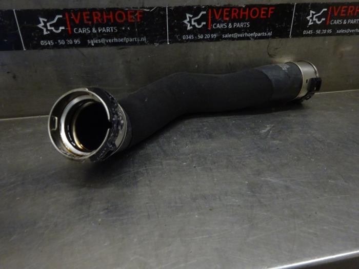 Intercooler Slang van een Mercedes-Benz GLA (H247) 1.3 200 Turbo 16V 2020