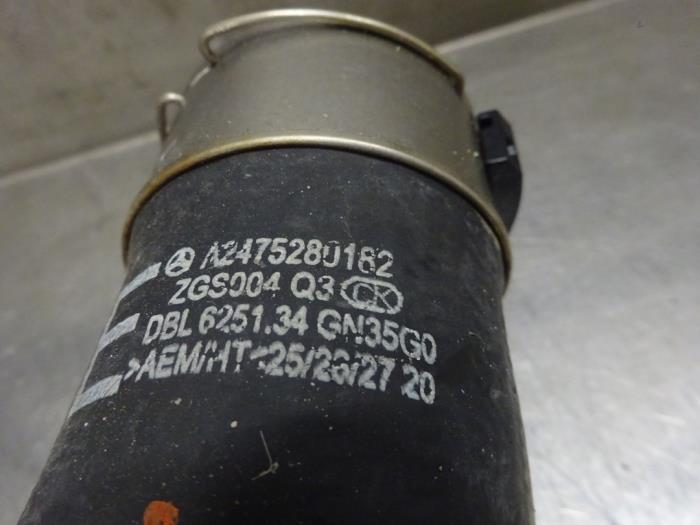 Intercooler Slang van een Mercedes-Benz GLA (H247) 1.3 200 Turbo 16V 2020