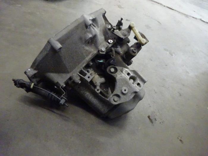 Versnellingsbak van een Peugeot 208 I (CA/CC/CK/CL) 1.2 Vti 12V PureTech 82 2012