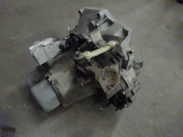 Versnellingsbak van een Peugeot 208 I (CA/CC/CK/CL) 1.2 Vti 12V PureTech 82 2012