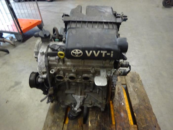 Motor van een Toyota Yaris II (P9) 1.3 16V VVT-i 2006