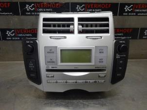 Gebruikte Radio CD Speler Toyota Yaris II (P9) 1.3 16V VVT-i Prijs op aanvraag aangeboden door Verhoef Cars & Parts