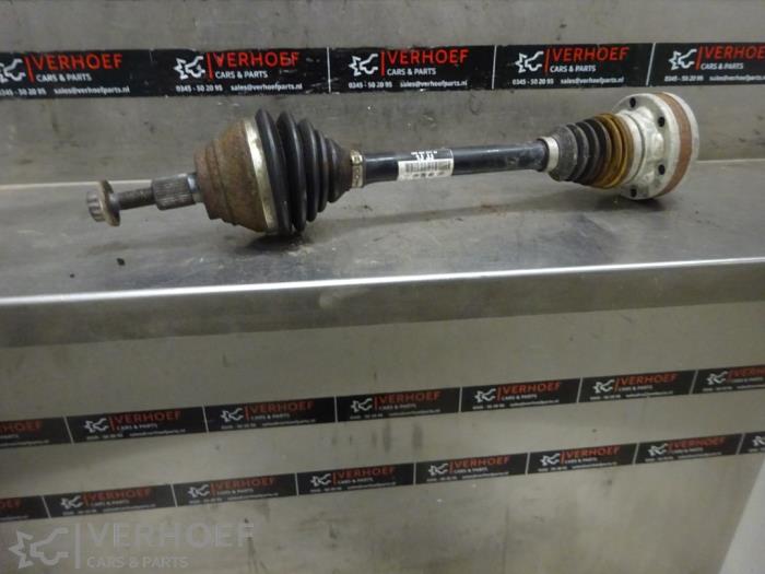 Gebruikte Aandrijfas links-voor Volkswagen Golf Plus (5M1/1KP) 1.4 TSI 122 16V Prijs € 50,00 Margeregeling aangeboden door Verhoef Cars & Parts