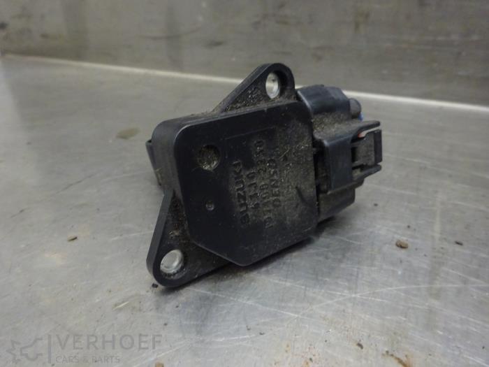 Gebruikte Luchthoeveelheidsmeter Suzuki Grand Vitara II (JT) 2.0 16V Prijs € 20,00 Margeregeling aangeboden door Verhoef Cars & Parts