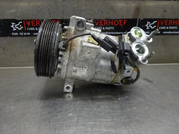 Gebruikte Pomp Airco Volvo V60 II (ZW) 2.0 T4 16V Prijs € 175,00 Margeregeling aangeboden door Verhoef Cars & Parts