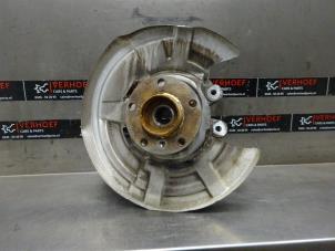 Gebruikte Fusee links-achter BMW 5 serie (F10) 520i 16V Prijs € 50,00 Margeregeling aangeboden door Verhoef Cars & Parts