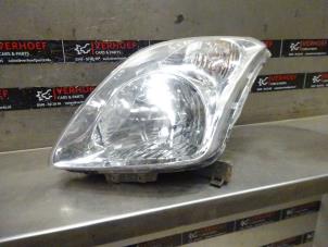 Gebruikte Koplamp links Suzuki Swift (ZA/ZC/ZD1/2/3/9) 1.3 VVT 16V 4x4 Prijs € 50,00 Margeregeling aangeboden door Verhoef Cars & Parts