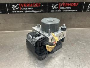 Gebruikte ABS Pomp Renault Clio IV (5R) 0.9 Energy TCE 90 12V Prijs € 90,00 Margeregeling aangeboden door Verhoef Cars & Parts