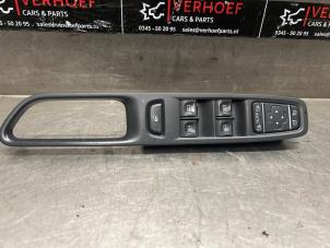 Gebruikte Combischakelaar ramen Renault Clio IV (5R) 0.9 Energy TCE 90 12V Prijs € 50,00 Margeregeling aangeboden door Verhoef Cars & Parts