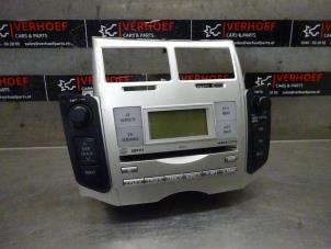 Gebruikte Radio CD Speler Toyota Yaris II (P9) 1.0 12V VVT-i Prijs op aanvraag aangeboden door Verhoef Cars & Parts