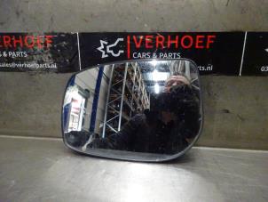 Gebruikte Spiegelglas links Toyota Yaris II (P9) 1.0 12V VVT-i Prijs op aanvraag aangeboden door Verhoef Cars & Parts