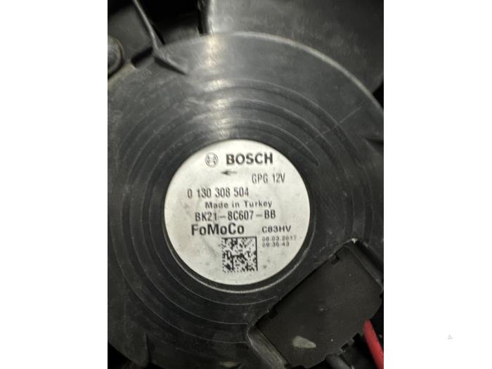 Koelvin van een Ford Transit 2.0 TDCi 16V Eco Blue 130 2017