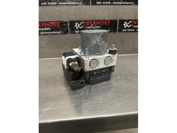 ABS Pomp van een Peugeot Expert (V1/VA/VB/VE/VF/VT/VY) 1.6 Blue HDi 95 16V 2016