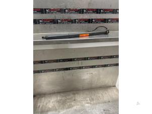 Gebruikte Gasdemper links-achter Mercedes GLB (247.6) 1.3 GLB-200 Turbo 16V Prijs € 125,00 Margeregeling aangeboden door Verhoef Cars & Parts