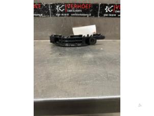 Gebruikte Bumpersteun rechts-voor Toyota Yaris IV (P21/PA1/PH1) 1.5 12V Hybrid 115 Prijs € 50,00 Margeregeling aangeboden door Verhoef Cars & Parts