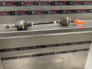 Gebruikte Aandrijfas links-voor Toyota Yaris IV (P21/PA1/PH1) 1.5 12V Hybrid 115 Prijs € 250,00 Margeregeling aangeboden door Verhoef Cars & Parts