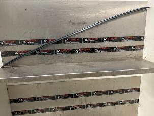 Gebruikte Dakrail rechts Audi A4 Avant (B8) 3.0 TDI 245 V6 24V Quattro Prijs € 40,00 Margeregeling aangeboden door Verhoef Cars & Parts