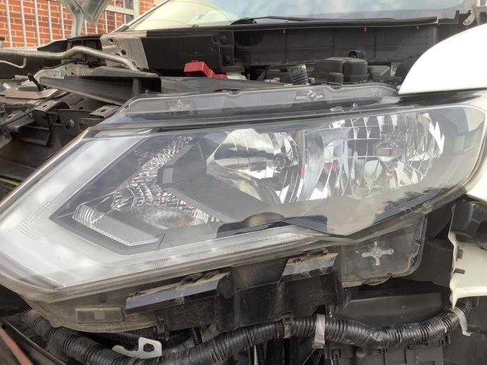 Linker Koplamp van een Nissan X-Trail (T32) 1.6 DIG-T 16V 2018
