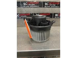 Gebruikte Kachel Ventilatiemotor Toyota Hilux V/VI 2.4 D4D-F 16V 4x4 Prijs op aanvraag aangeboden door Verhoef Cars & Parts