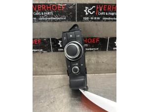 Gebruikte Bedieningspaneel Multi Media Mazda CX-3 (DJ/DK) 2.0 SkyActiv-G 120 Prijs € 75,00 Margeregeling aangeboden door Verhoef Cars & Parts