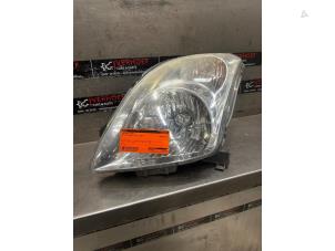 Gebruikte Koplamp links Suzuki Swift (ZA/ZC/ZD1/2/3/9) 1.6 Sport VVT 16V Prijs € 50,00 Margeregeling aangeboden door Verhoef Cars & Parts